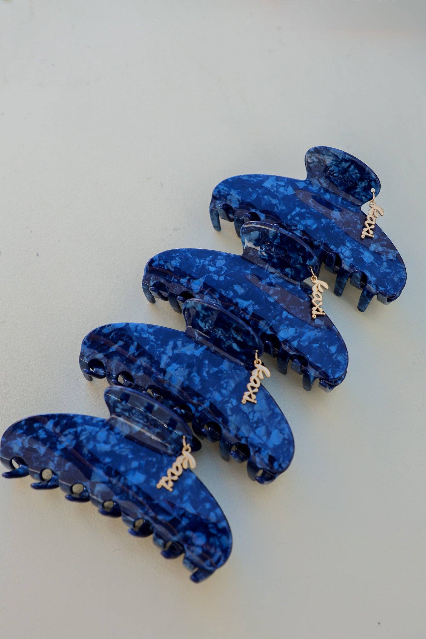 OVERSIZED ACETATE CLAW