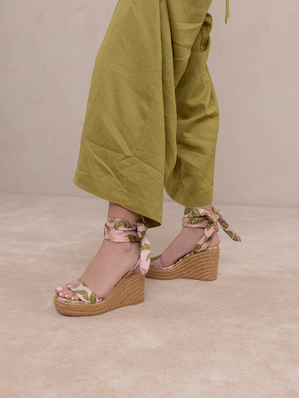Rose Garden Gingham Wrap Wedge
